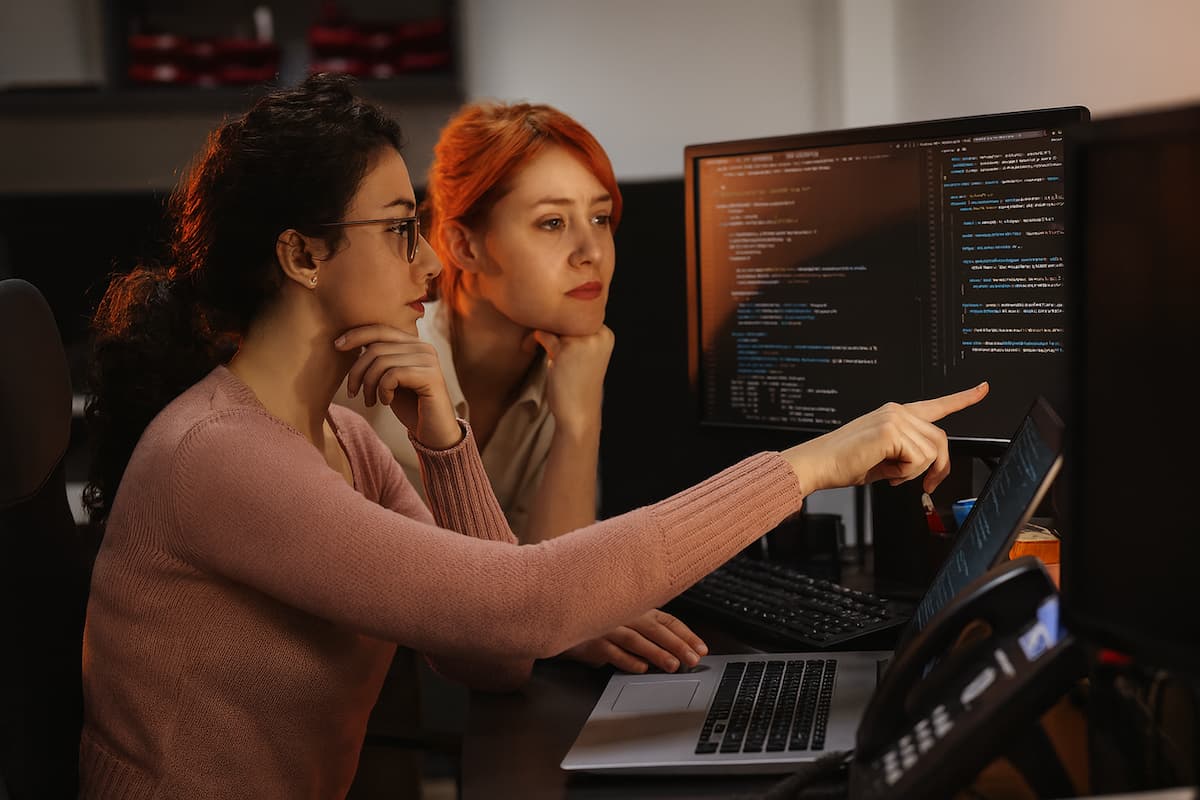 Immer mehr Frauen entscheiden sich für die Ausbildung zum Fachinformatiker für Systemintegration und profitieren von vielfältigen Entwicklungsmöglichkeiten und Förderprogrammen in der IT-Branche