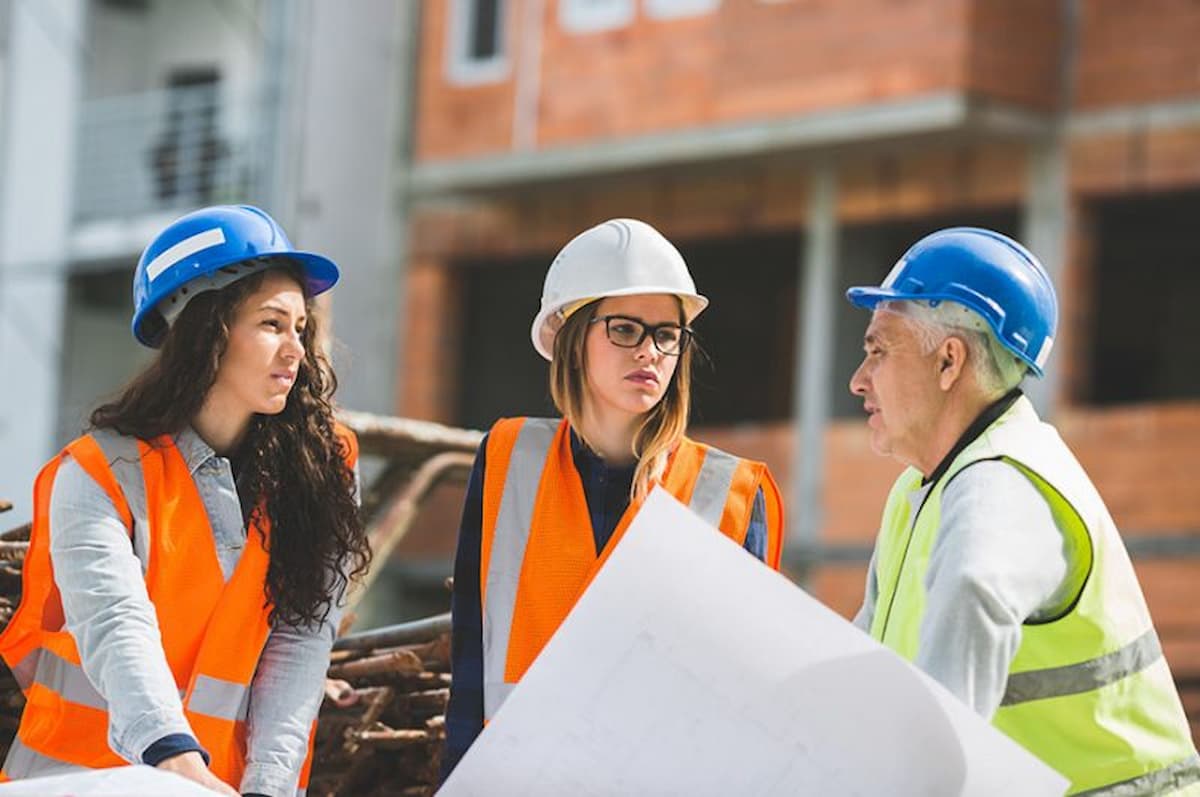 Technik und Ingenieurwesen erfordern präzise Angaben zu Fachwissen und Projekterfahrung für eine überzeugende Bewerbung