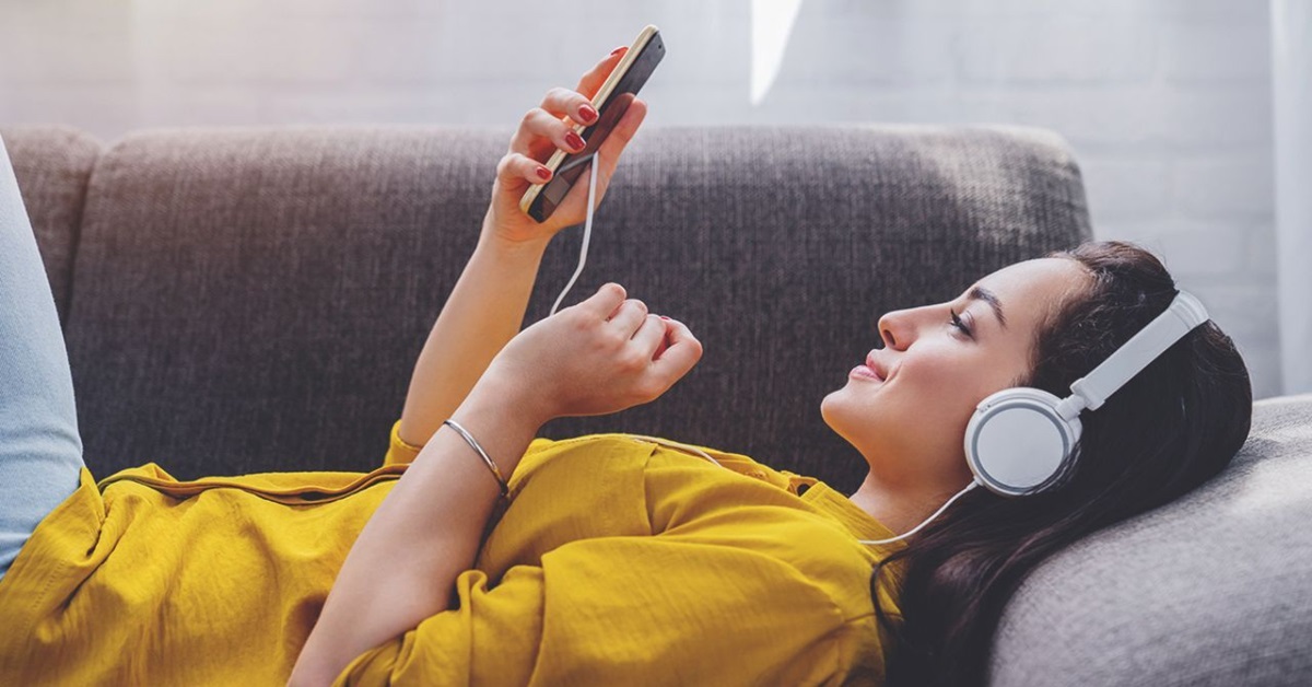 Neben dem Englisch lernen mit Mondly solltest du zusätzlich Podcasts hören, um mehr Übung zu bekommen