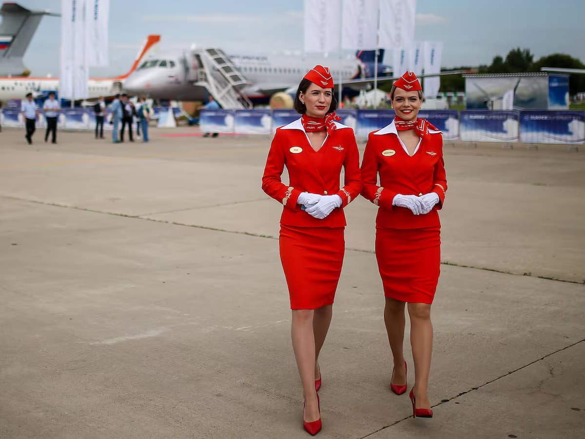 Flugbegleiter Gehalt 2025: Verdienst, Zulagen & Karriere