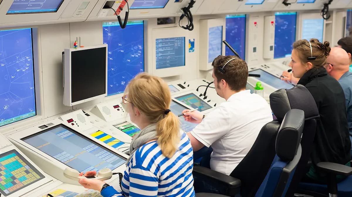 Fluglotse Ausbildung – Voraussetzungen, Ablauf, Inhalte & Karrierewege