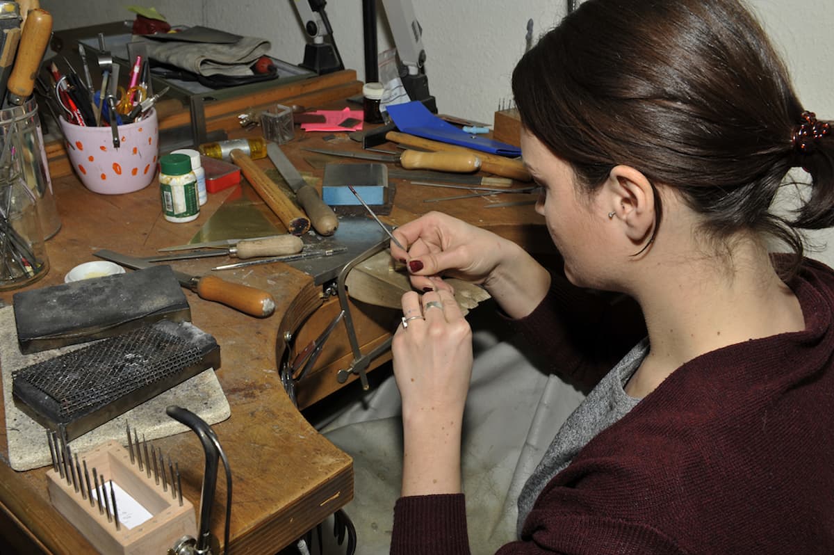 Goldschmied Ausbildung: Aufgaben, Gehalt, Voraussetzungen & Karrierewege