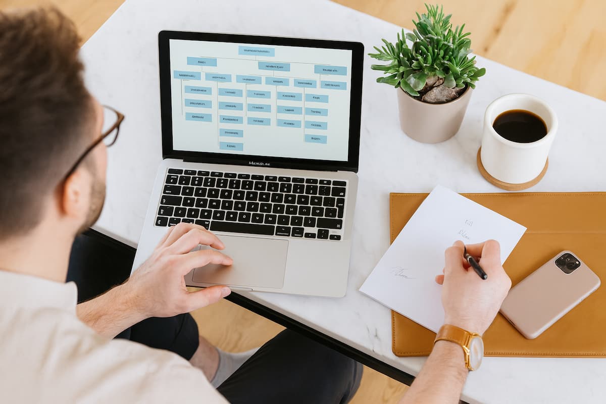 Bei Kurzarbeit reduzieren Unternehmen vorübergehend die Arbeitszeit, während Mitarbeiter durch Kurzarbeitergeld teilweise entschädigt werden