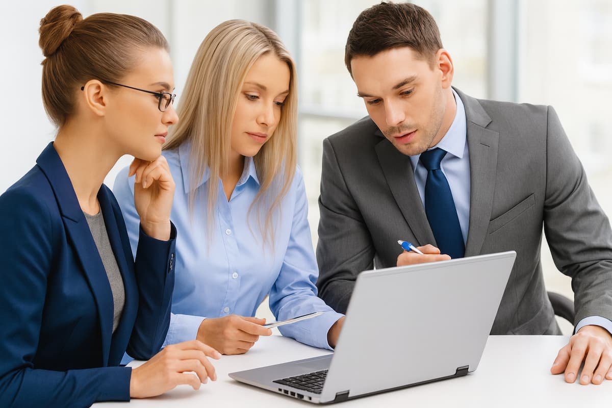 Kurzarbeit schützt in Krisenzeiten Unternehmen und Arbeitsplätze wie ein wirtschaftlicher Schutzschild