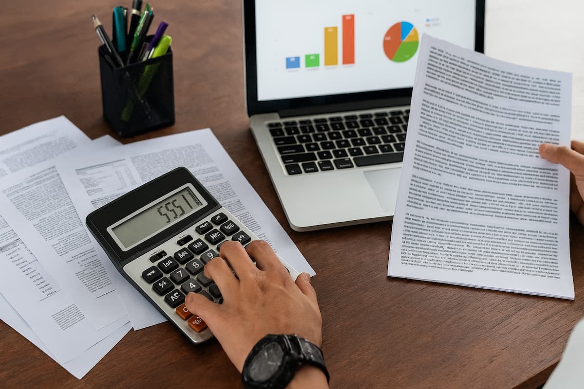 Kurzarbeitergeld: 60 % bzw. 67 % des Nettoausfalls, vom Arbeitgeber ausgezahlt und später erstattet