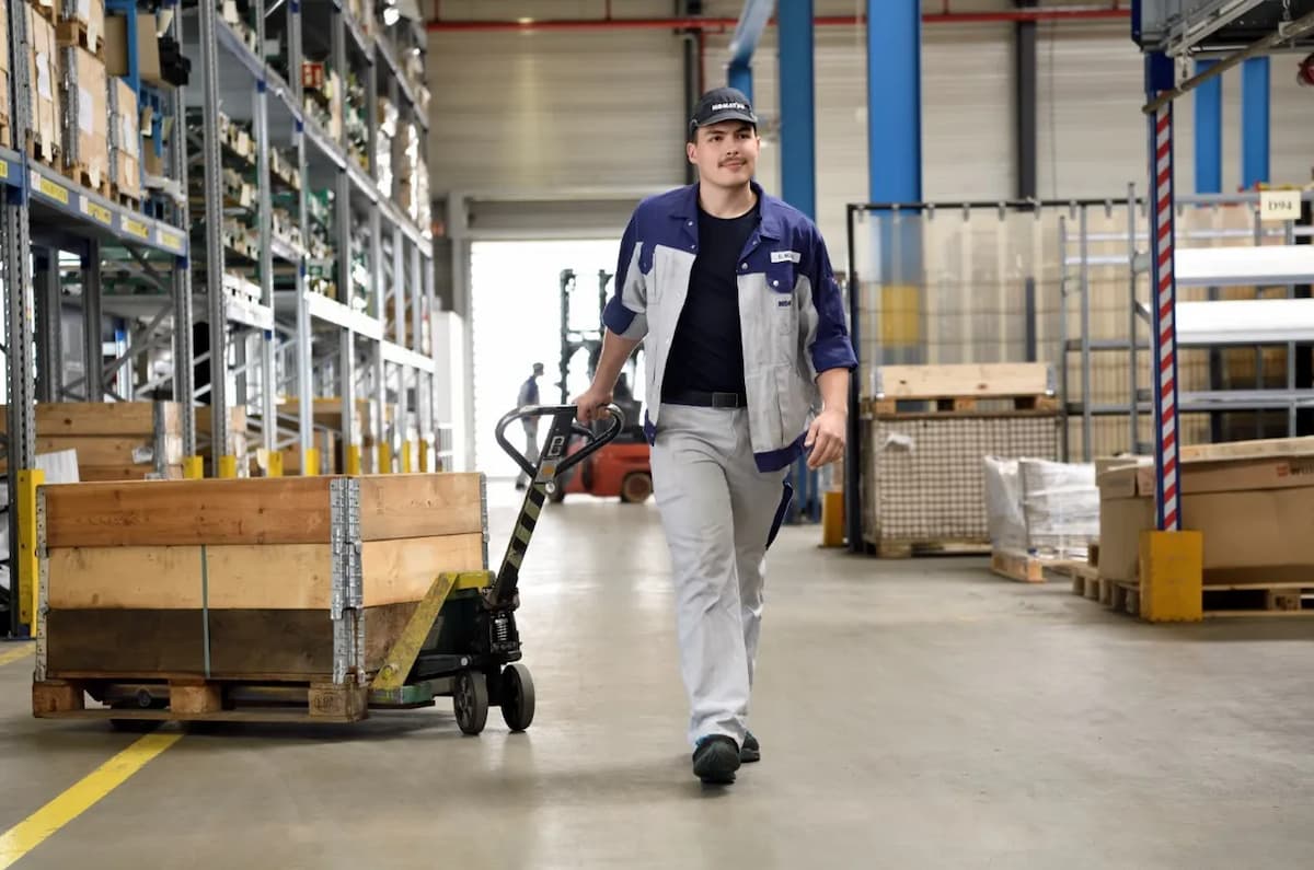 Lagerlogistik Ausbildung: Inhalte, Dauer, Gehalt & Karrierechancen