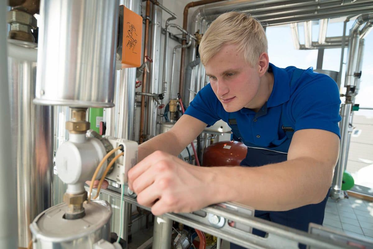 Anlagenmechaniker SHK Ausbildung: Ihr Start in die Energiezukunft – Gehalt und Karriere