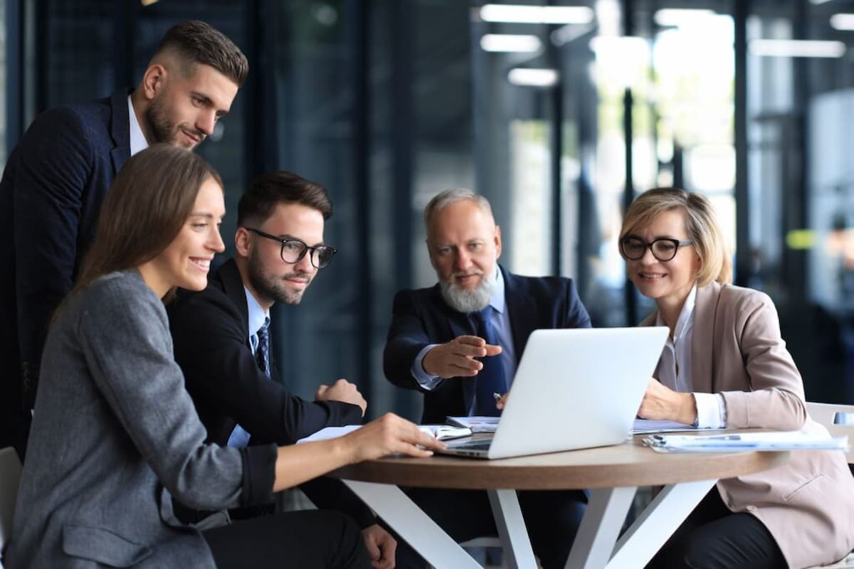 Deutsche Etikette: Der Wegweiser durch die Höflichkeit und die wichtigsten Regeln