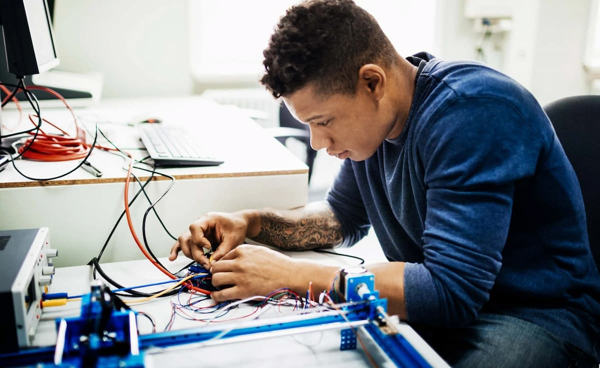 Das Elektroniker Ausbildung Gehalt und der Verdienst im Beruf