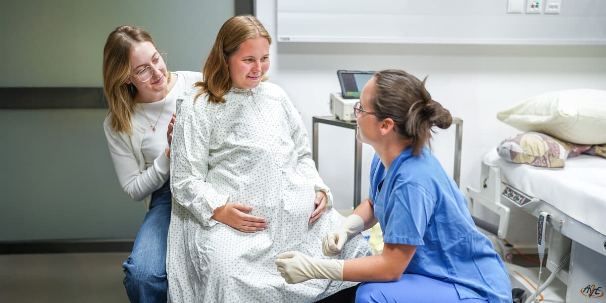 Hebamme Ausbildung: Der Weg zur akademisierten Geburtshilfe und einem zukunftssicheren Beruf