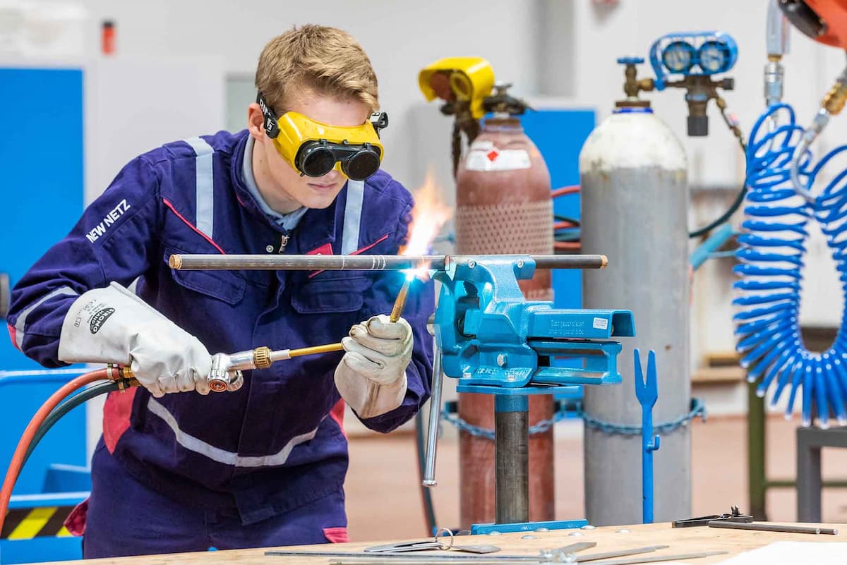 Industriemechaniker Ausbildung: Die Konstrukteure und Instandhalter des Maschinenparks