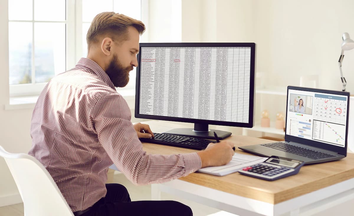 IT Kaufmann Ausbildung: Dein Weg an die Schnittstelle von Technik und Wirtschaft