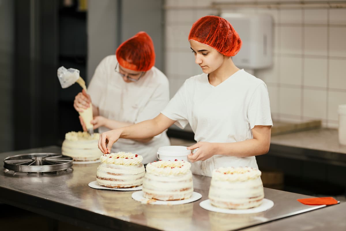 Konditor Ausbildung: Dein Wegweiser zum süßen Handwerk – Beruf, Gehalt und Karriere