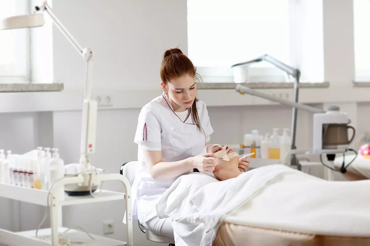 Kosmetikerin Ausbildung: Dein Weg in die Welt der Schönheit und Pflege