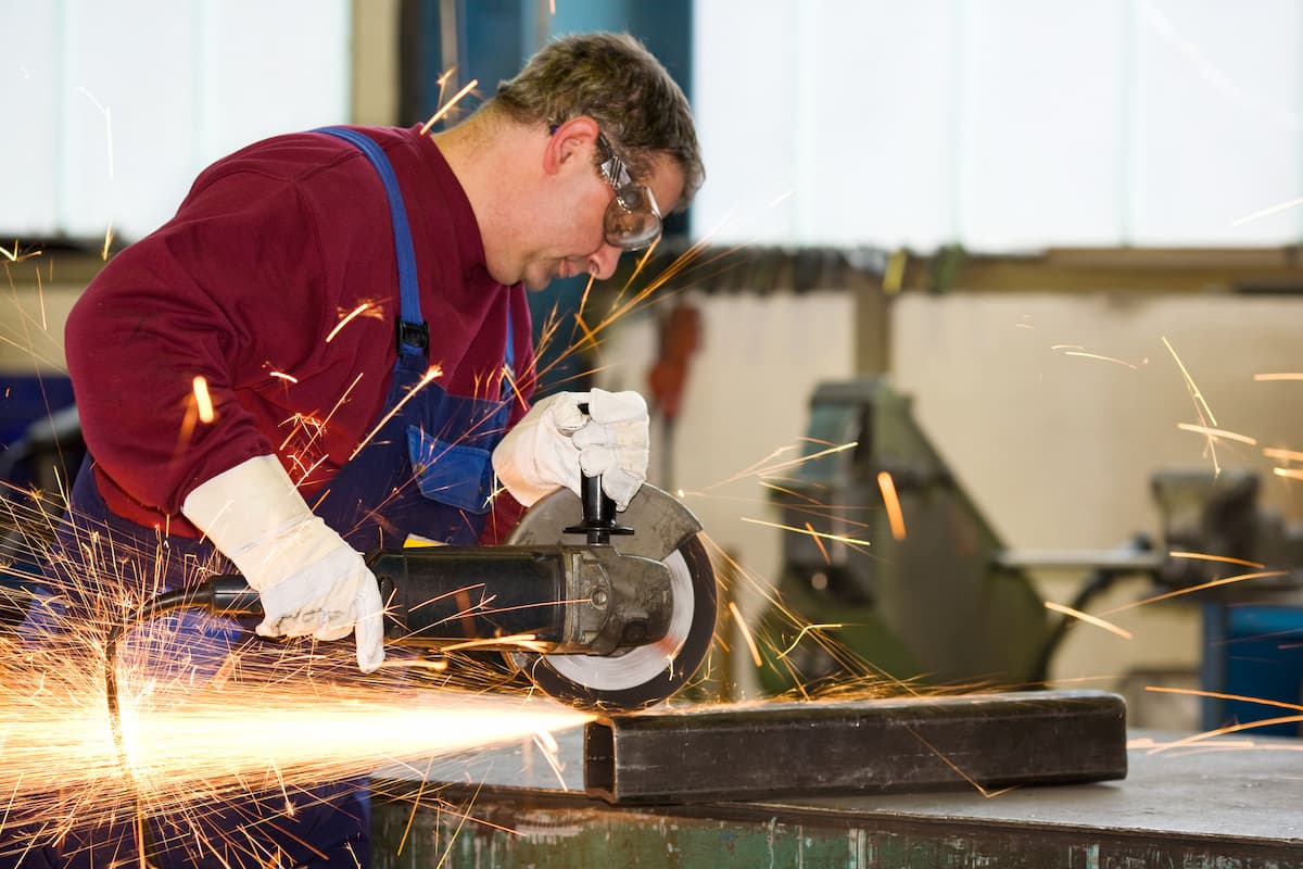 Metallbauer Ausbildung: Vom Schlosser zum Konstruktionsexperten – Karriere mit Form und Halt