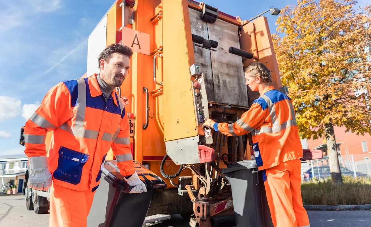 Müllmann Ausbildung: Ihr Weg zum Umwelttechnologen für Kreislauf- und Abfallwirtschaft