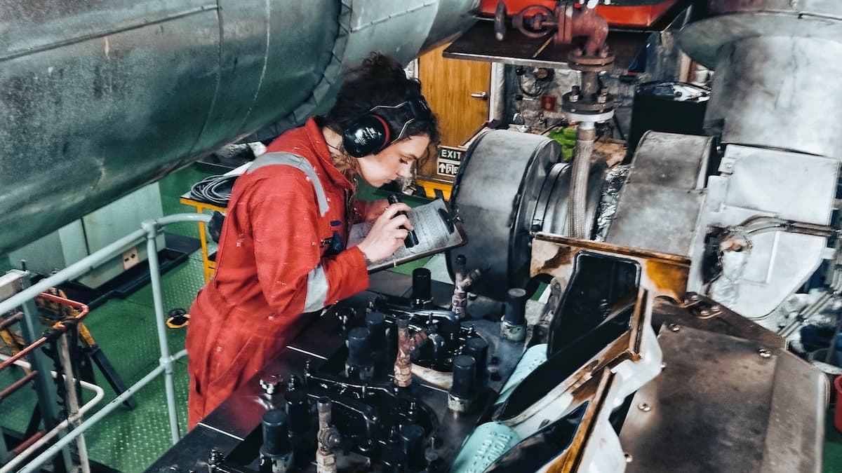 Schiffsmechaniker Ausbildung: Dein Start in eine maritime Karriere auf hoher See