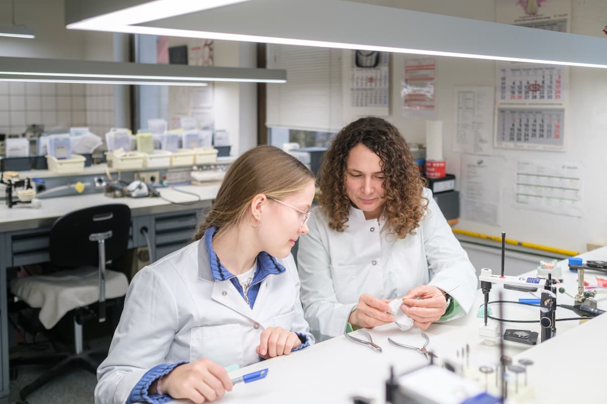 Zahntechniker Ausbildung: Handwerkliche Präzision trifft auf digitale Hochtechnologie