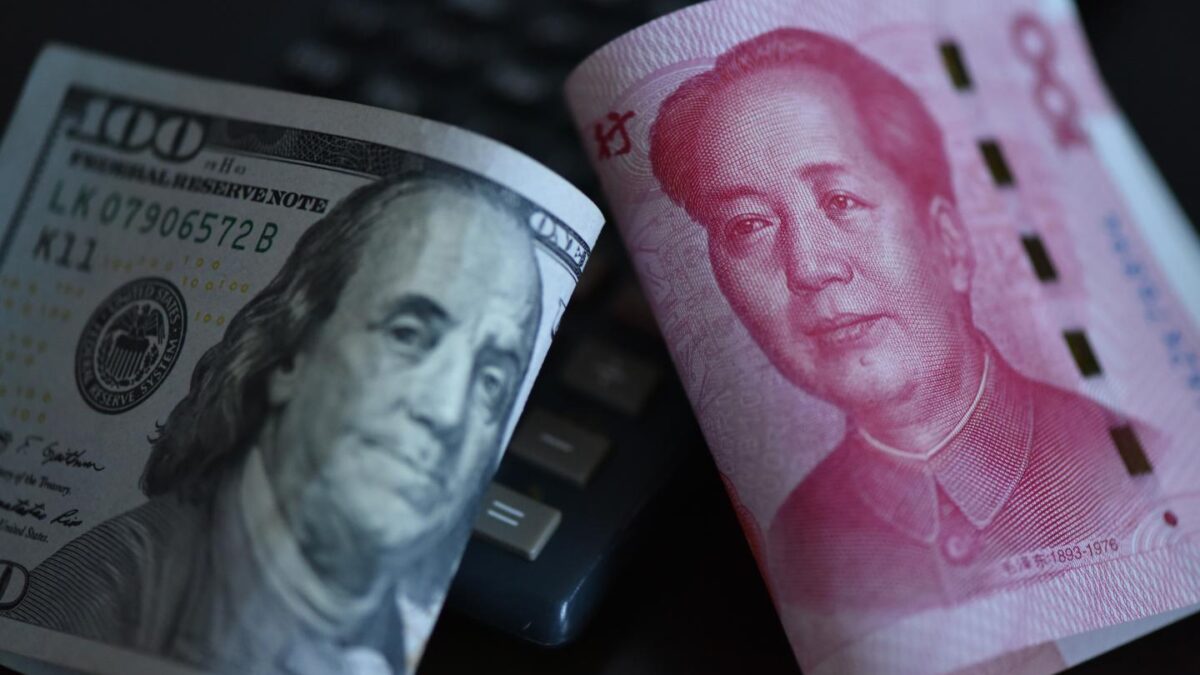Despite its gains in global trade, the yuan isn’t going to replace the U.S. dollar in global reserve holdings anytime soon, Standard Chartered China CEO Jean Lu argued on Wednesday.